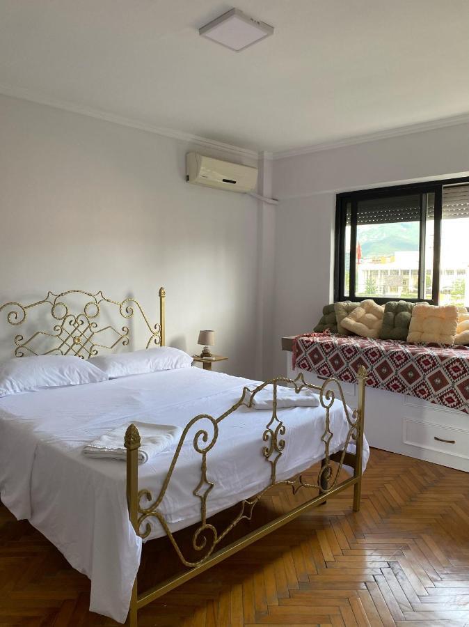 Entire Serviced Apartment With A Beautiful View 地拉那 外观 照片