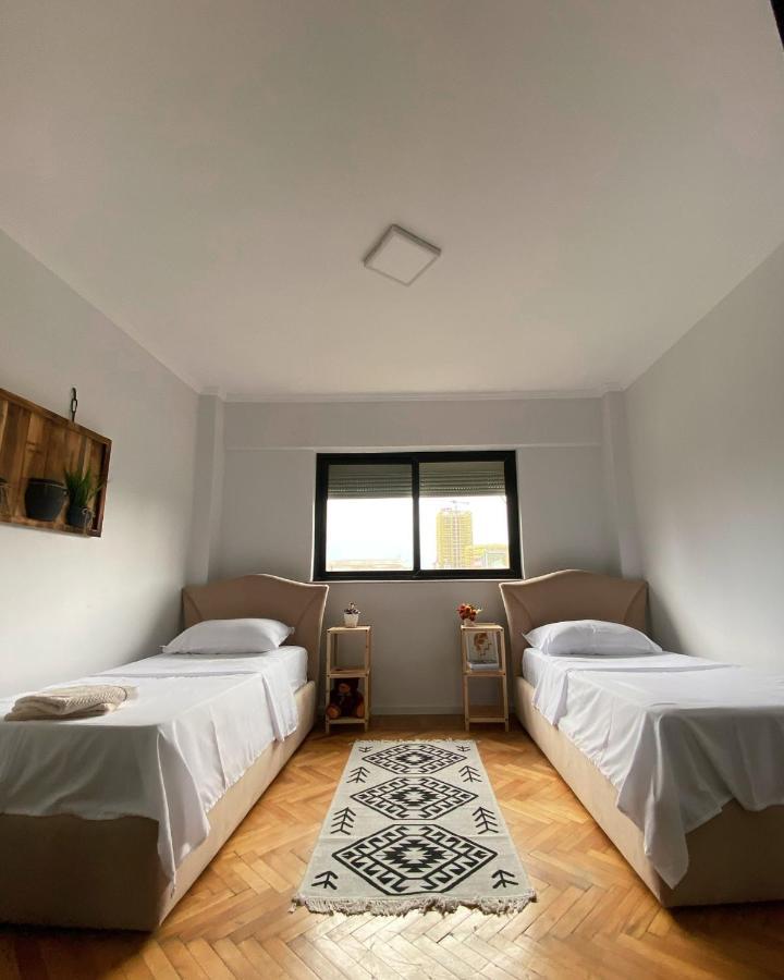 Entire Serviced Apartment With A Beautiful View 地拉那 外观 照片