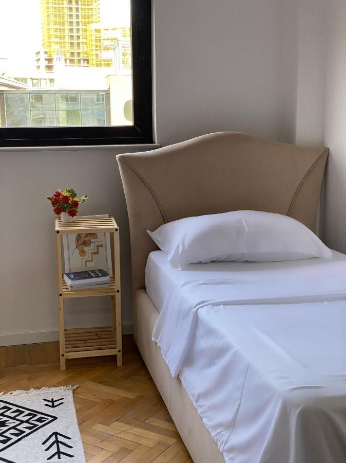 Entire Serviced Apartment With A Beautiful View 地拉那 外观 照片