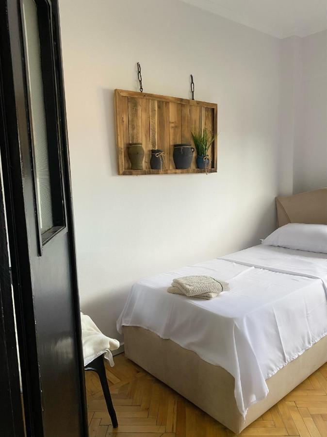 Entire Serviced Apartment With A Beautiful View 地拉那 外观 照片